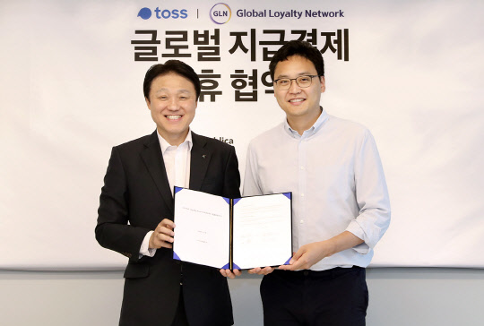 한준성 KEB하나은행 미래금융그룹 부행장이(왼쪽) 지난 3일 서울 강남구 역삼동에 위치한 아크플레이스 빌딩에서 비바리퍼블리카와 전략적 파트너십 구축을 위한 업무협약을 체결하고 이승건 비바리퍼블리카 대표와 사진 촬영을 하고 있다. KEB하나은행 제공